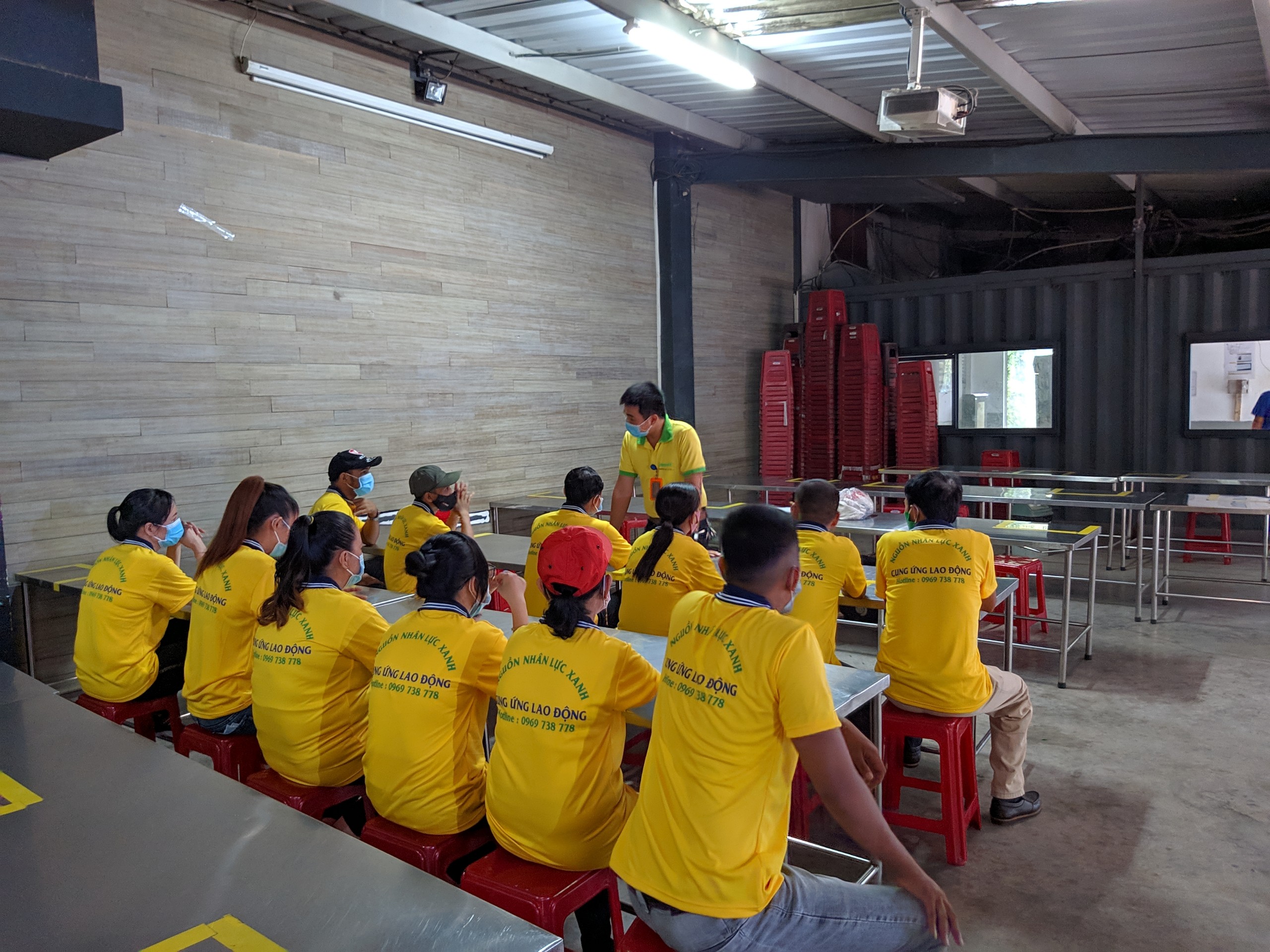 MẤT VIỆC DO DỊCH COVID-19, NGƯỜI LAO ĐỘNG ĐƯỢC HƯỞNG QUYỀN LỢI GÌ?