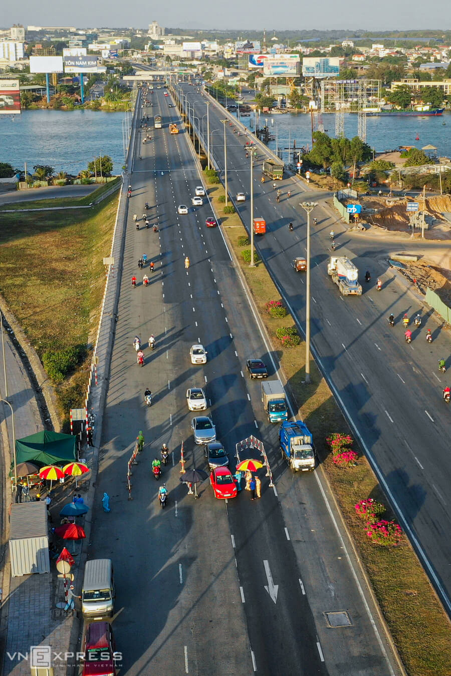 KIỂM DỊCH NGÀY LẪN ĐÊM Ở CỬA GÕ SÀI GÒN