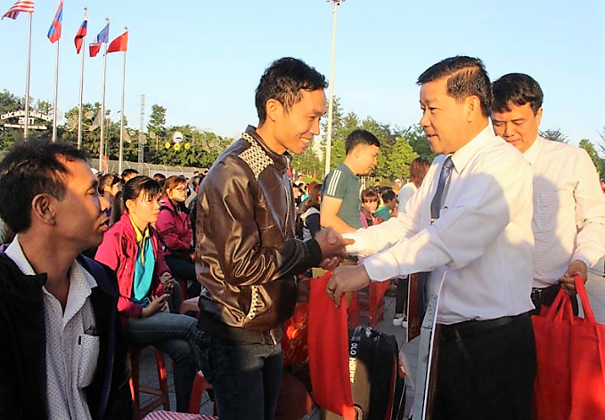 NHỮNG CHUYẾN XE XUÂN